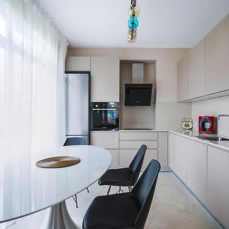 New With The View - 2bd Bright Flat Near Ndk Lägenhet