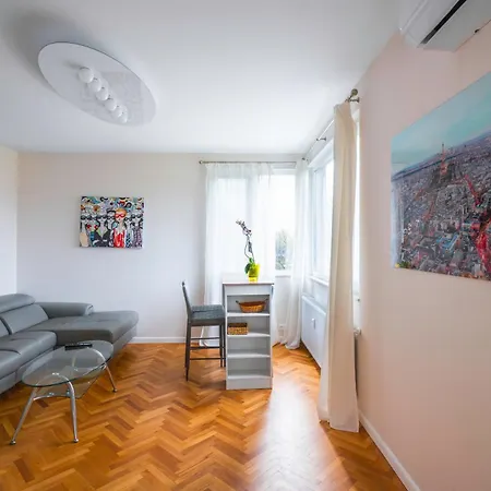 New With The View - 2bd Bright Flat Near Ndk