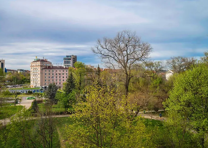 New With The View - 2bd Bright Flat Near Ndk