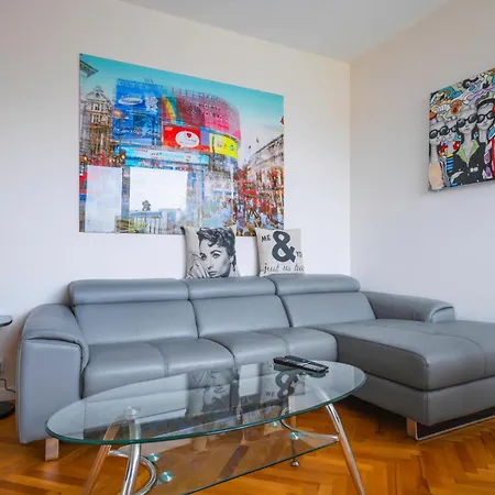 New With The View - 2bd Bright Flat Near Ndk Apartment *