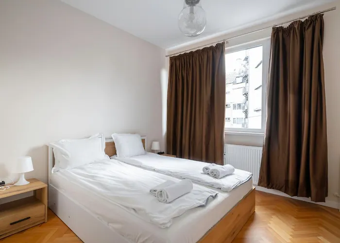 New With The View - 2bd Bright Flat Near Ndk