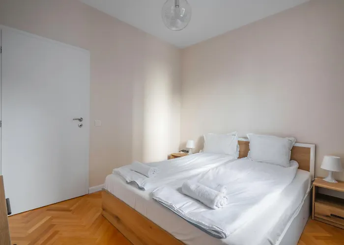 New With The View - 2bd Bright Flat Near Ndk