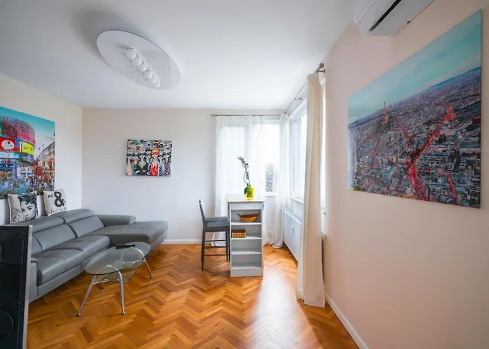 New With The View - 2bd Bright Flat Near Ndk