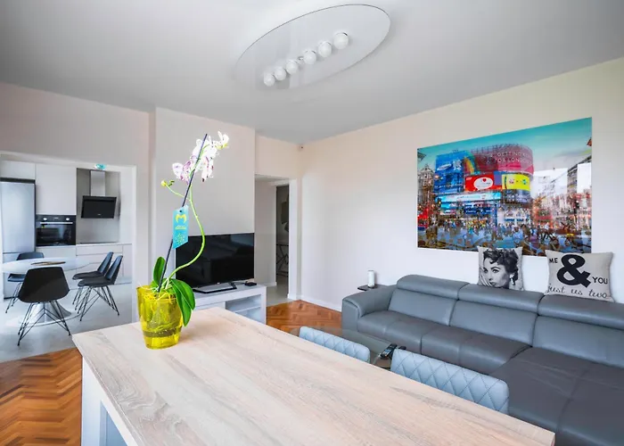 New With The View - 2bd Bright Flat Near Ndk *