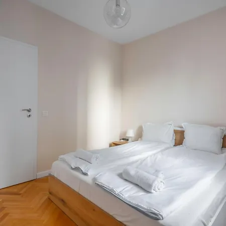 New With The View - 2bd Bright Flat Near Ndk