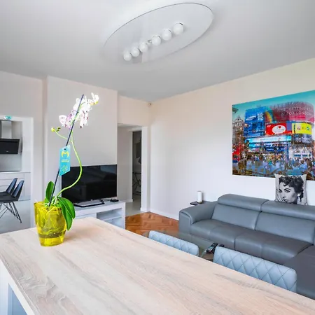 New With The View - 2bd Bright Flat Near Ndk *